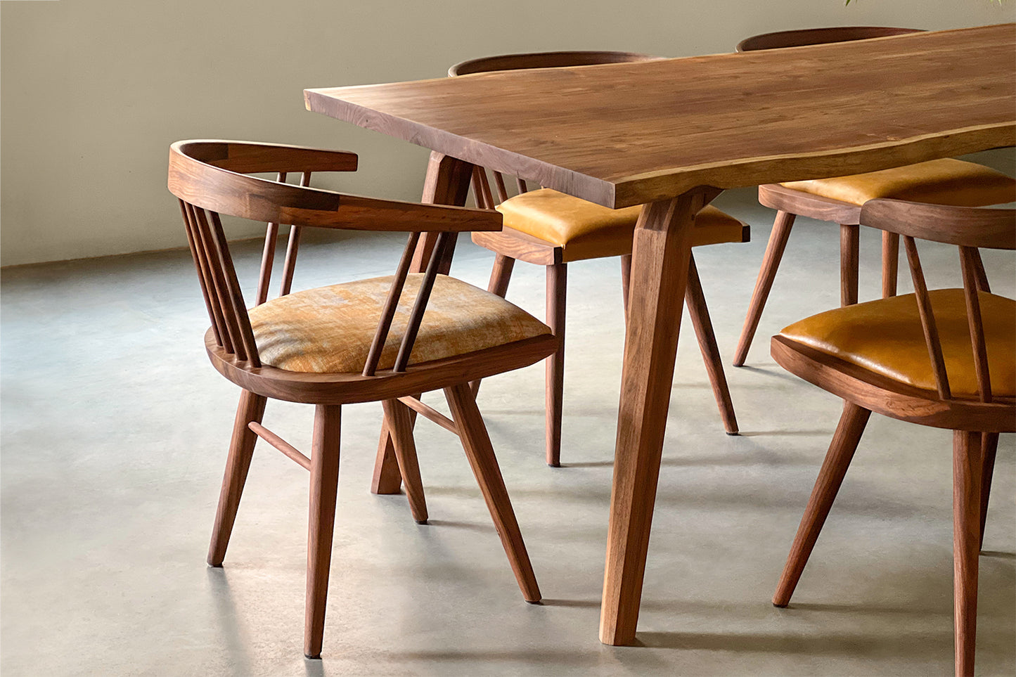 Mantis Dining Table - Rosewood