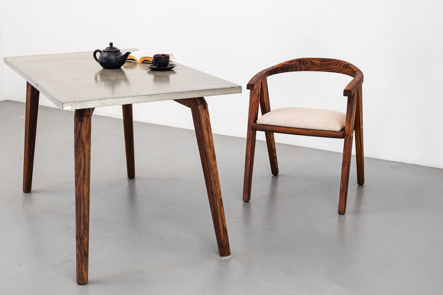 Mantis Dining Table  Concrete - Rosewood